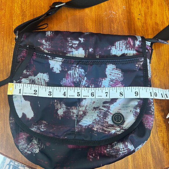 Lululemon The Essentials Kara Blossom Multi Print Cross Body Bag - Picture 2 of 10